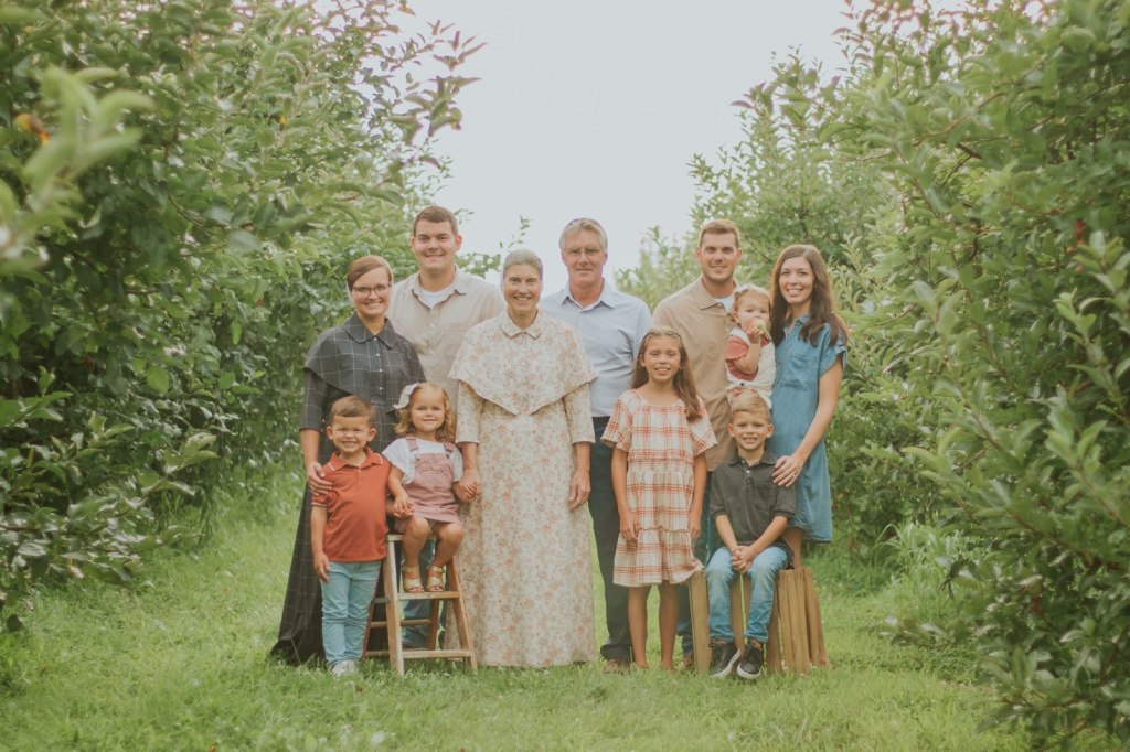 Family photos in apple orchard | hillside acres orchard 